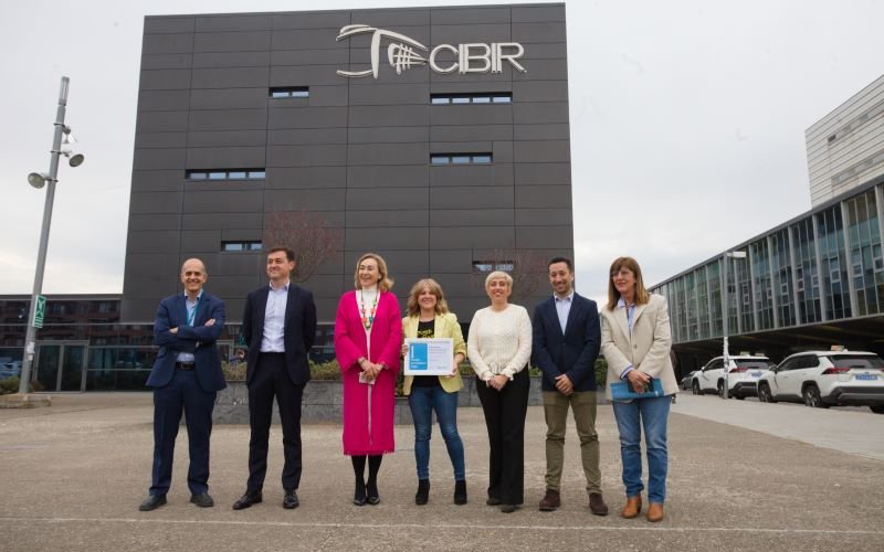 La Fundación Rioja Salud y la Asociación de la Prensa otorgan el II Premio de Periodismo Científico CIBIR a Ana Torrecillas por un reportaje sobre el robot Da Vinci